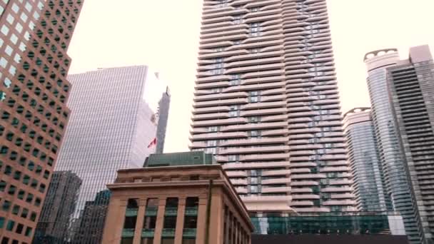 Panning Shot Toronto Financial District Showcasing Modern Old Buildings — 비디오