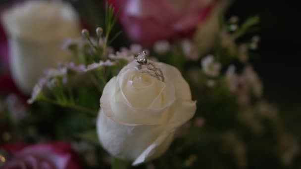 Slow Motion Shot Bride Wedding Ring Sitting Petal Bouquet Flowers — Vídeo de Stock