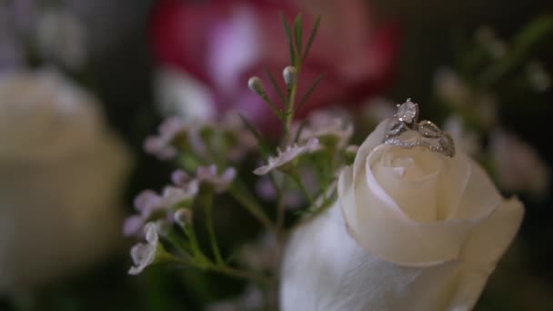 Весільне Кільце Нареченої Квітковій Пелюстці Букеті Повільний Рух — стокове відео