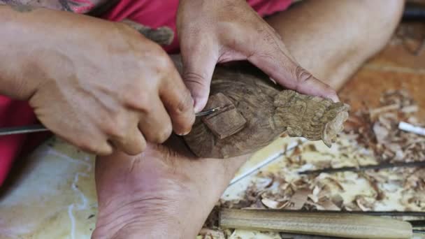 Craftsman Bali Making Wood Statue — Stock video