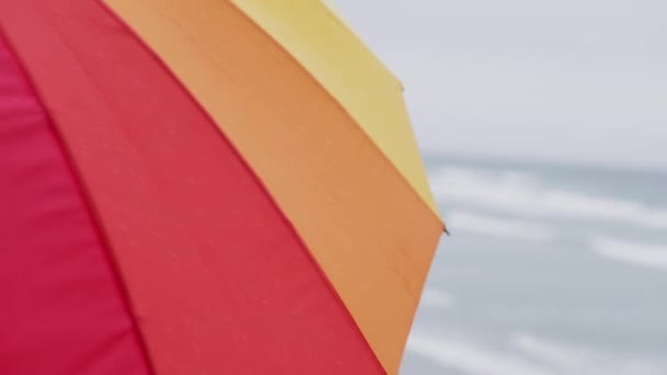 Een Persoon Die Loopt Met Kleurrijke Paraplu Het Strand Regenachtig — Stockvideo