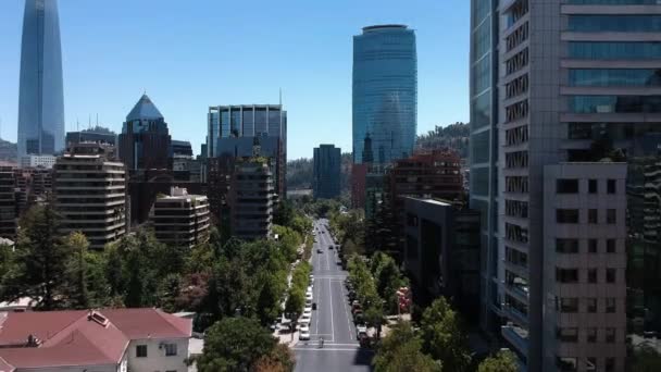 Vliegen Langs Straat Isidora Goyenechea Santiago Chile — Stockvideo