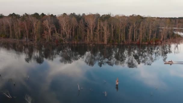 Suivant Seul Bateau Pêche Alors Traverse Surface Lisse Lac Dans — Video