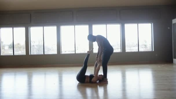 Partner Yoga Performance Done Two Professional Instructors — Stockvideo