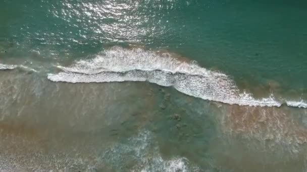 Aerial Front Beach Waves Hitting Sand — Wideo stockowe