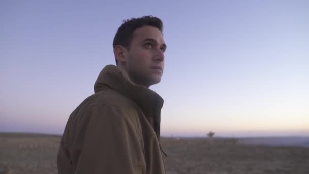 Man Looks Horizon Desert Sunrise — Vídeo de Stock