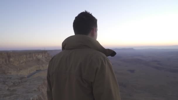 Man Standing Cliff Looking Desert Sunrise — Vídeo de Stock