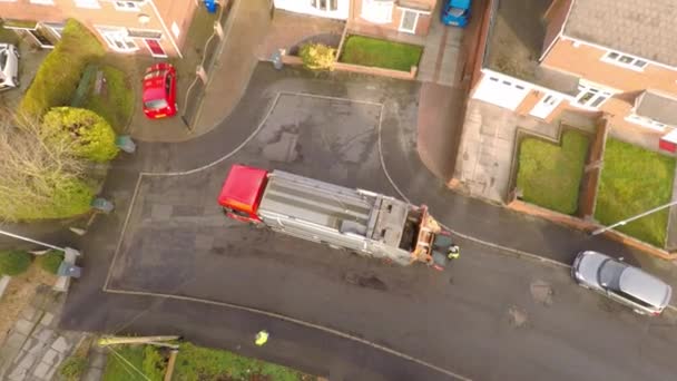 Luftaufnahme Von Müllmännern Die Recyclingabfälle Einen Müllwagen Werfen Bin Men — Stockvideo