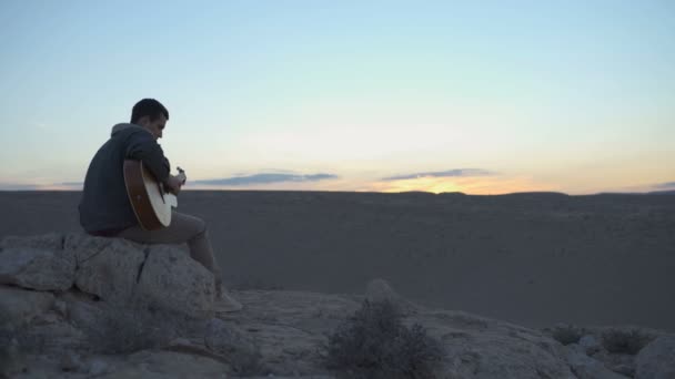 Guy Plays Guitaron Hill Desert Sunset — Stockvideo