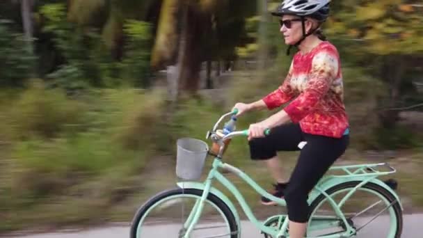 Зрелая Женщина Велосипеде Проезжает Мимо Пальмового Леса Время Тропического Отпуска — стоковое видео