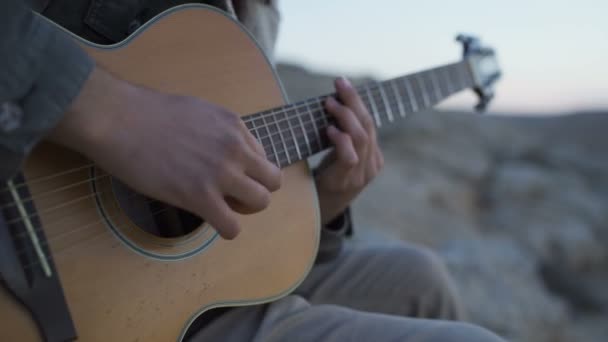 Close Young Man Plays Guitar Quiet Desert Afternoon — Video Stock