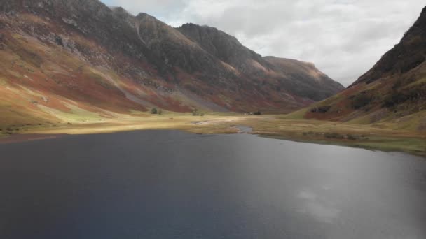 Flying Backward Highland Lake Glencoe Scotland Revealing Surrounding Valley Mountains — стоковое видео