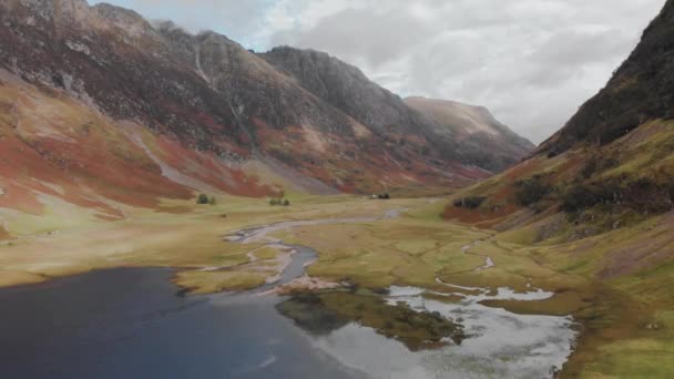 Descending Scottish Highland Valley Camera Slides Dark Lake Reflecting Overcast — Vídeo de Stock