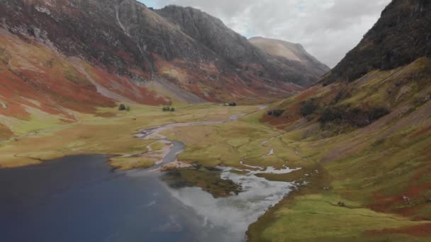 Медленно Спускаясь Высокогорную Долину Районе Гленко Шотландии Пролетая Над Спокойным — стоковое видео