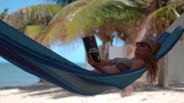 Closeup Shot Mature Woman Swinging Hammock Reading Book Tropical Resort — Stok video