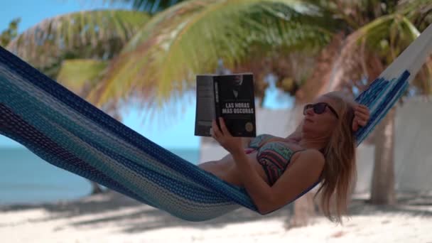Closeup Shot Mature Woman Swinging Hammock Reading Book Tropical Resort — Stok video