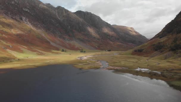 Slowly Pulling Back Dark Lake Reveal Scottish Highland Valley Glencoe — Vídeo de Stock