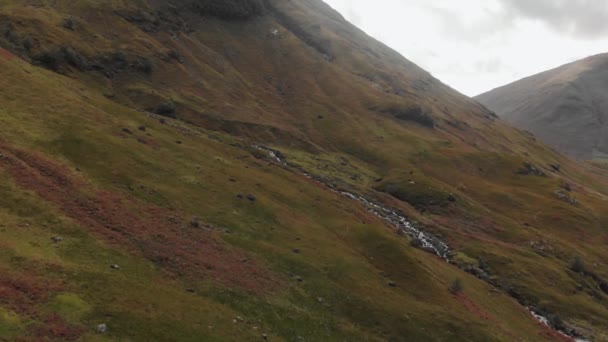 Flying Dramatic Highland Landscape Approaching Stream Running Side Hill Glencoe — Vídeo de Stock