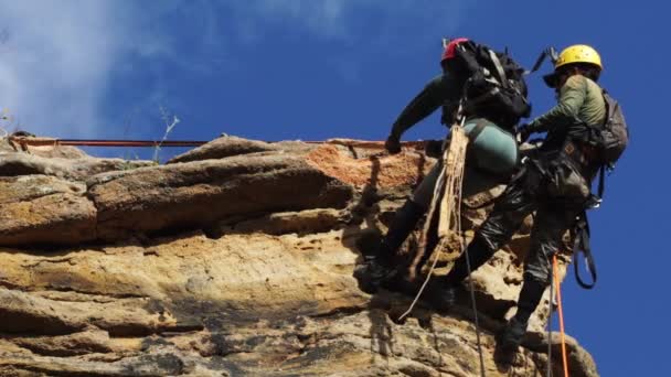 Man Woman Rappelling Sandstone Cliff Edge Caatinga Brazil — Vídeos de Stock