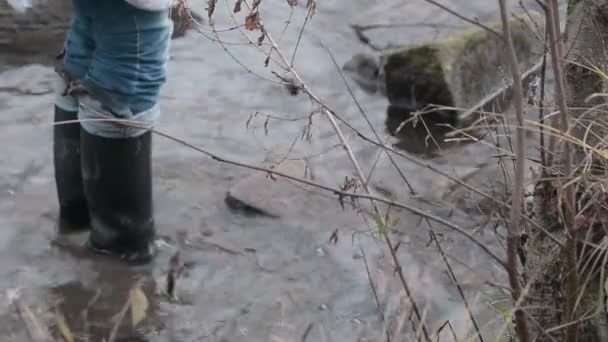 Женщина Сапогах Веллингтона Плескается Потоке Воды — стоковое видео