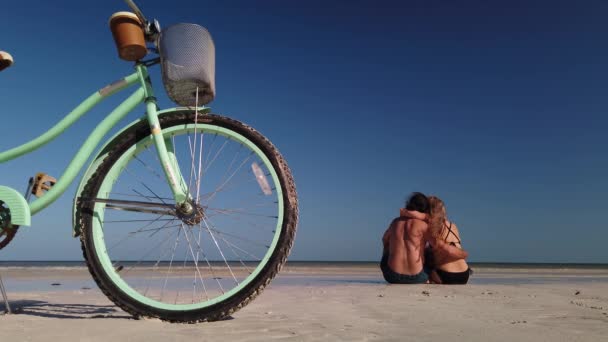 Широкий Снимок Велосипеда Переднем Плане Мужчина Женщина Обнимают Друг Друга — стоковое видео
