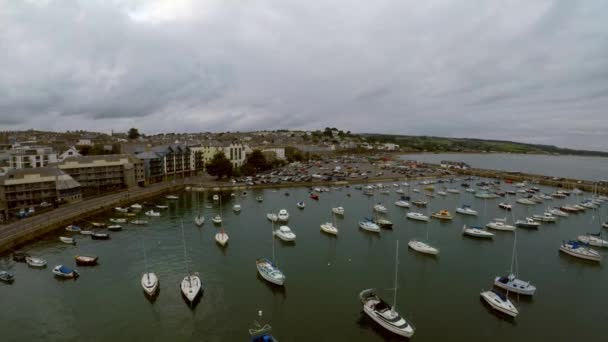 Puerto Penzance Muelle Barcos Yates Puente Dique Seco Hermosa Zona — Vídeos de Stock