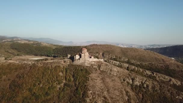 Aerial View Mountain Stands Church Ancient Structure Mountain Drone Approaching — Video Stock