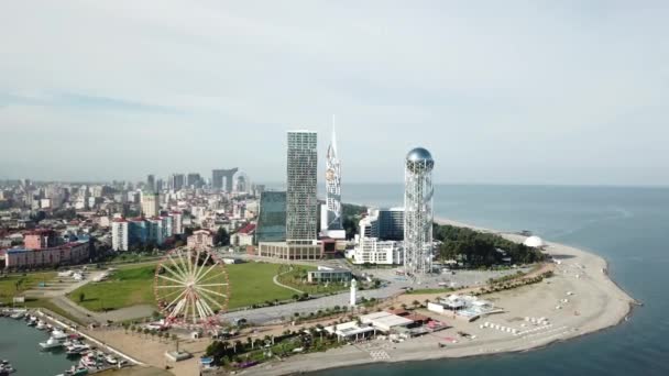 海边的一座现代化大城市 不寻常的建筑 有旅馆的城市度假胜地 新城旧城摩天轮在海边 城市的空中景观 — 图库视频影像