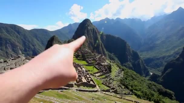 Hand Pointing Peak Huayna Picchu Machu Picchu Peru — Vídeo de stock