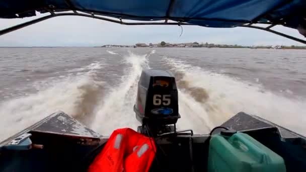Μηχανή Μικρού Σκάφους Που Πλέει Στον Ποταμό Αμαζόνιο Στο Iquitos — Αρχείο Βίντεο