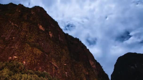 Вигляд Гору Дні Мачу Пікчу Вночі Дивовижним Рухом Хмар Нічними — стокове відео