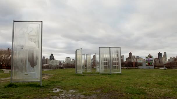 Видео Арт Инсталляции Парке Скульптур Сократ Нью Йорке Ней Дверные — стоковое видео