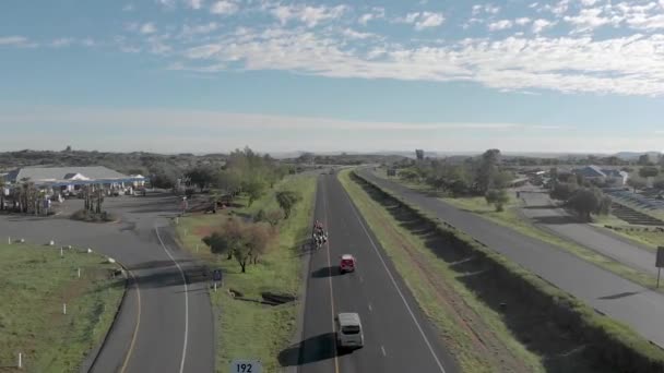 Aerial Peloton Cyclists Busy Road — Vídeo de stock