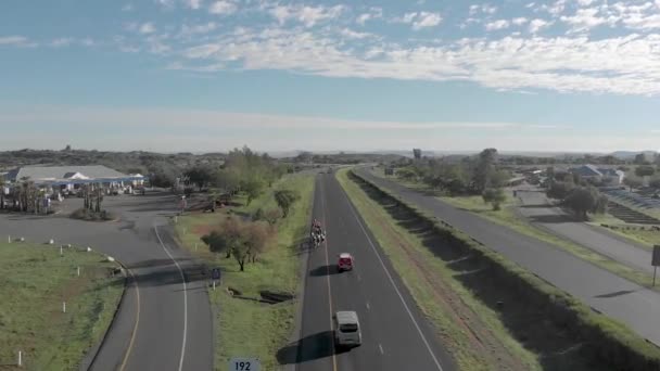 Aerial Peloton Cyclists Busy Road — 비디오