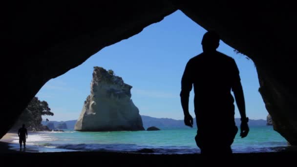 Wonderful View Ocean Cathedral Cove New Zealand Man Walks Light — Stock video