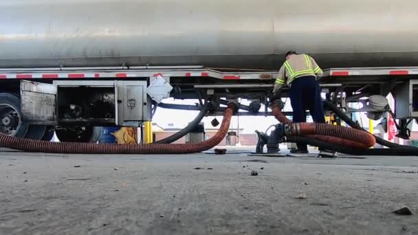 High Definition Low Angle Footage Driver Unloading Fuel Using Hoses — Vídeo de Stock