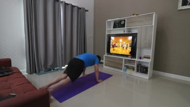 Man His 30S Doing Push Ups Oblique Exercises Front Television — Vídeo de Stock