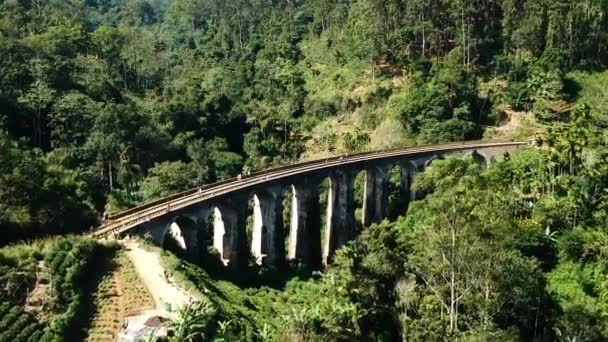 Воздух Знаменитого Девятиарочного Моста Элле Шри Ланка Голубым Поездом — стоковое видео