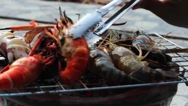 Side View Prawns Shrimps Grilled Barbeque Some Them Already Cooked — Stockvideo