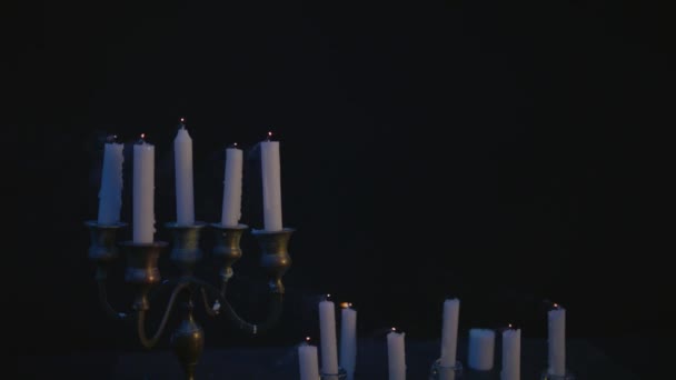 Skupina Bílých Svíček Svícnu Rozsvítila Pak Zpomaleným Pohybem Vítr Sfoukl — Stock video