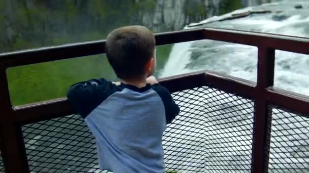 Beautiful Slow Motion View Mesa Falls Idaho Little Boy Looks — Vídeo de Stock