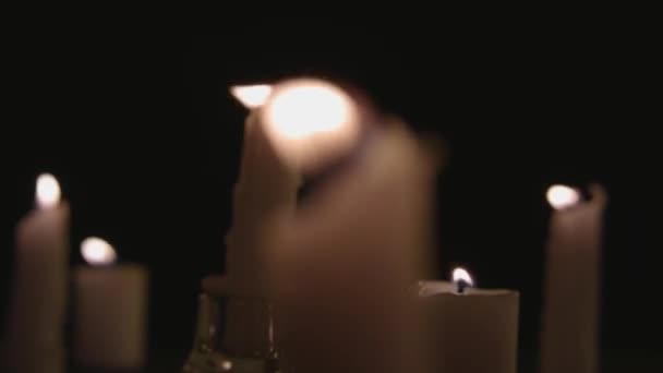 Ένα Ακραίο Κοντινό Και Τηγάνι Όλη Λευκό Κεριά Ανάβει Μαύρο — Αρχείο Βίντεο
