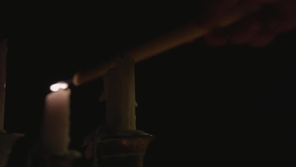 Primer Plano Una Vela Encendiendo Otras Velas Candelabro Cámara Lenta — Vídeo de stock