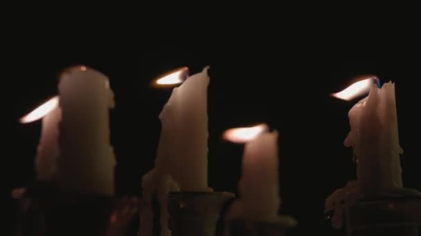 Apropiere Unui Grup Lumânări Albe Topite Candelabră Toate Excepția Unuia — Videoclip de stoc