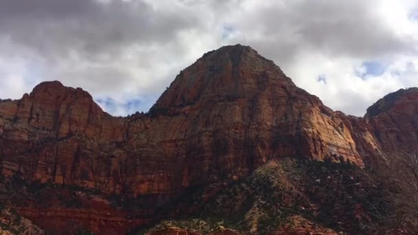 Een Shot Van Een Paar Bergen Dixie Canyon Met Wolken — Stockvideo