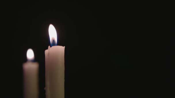 Две Белые Свечи Зажженные Бегущие Ветру — стоковое видео