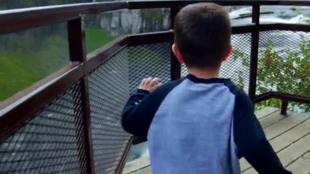 Beautiful Slow Motion View Mesa Falls Idaho Little Boy Looks — Vídeos de Stock