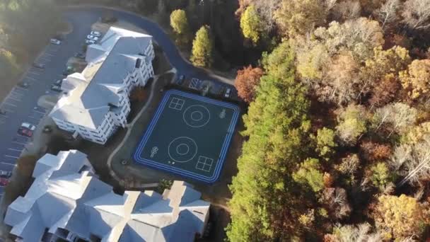 Apartment Complex Activity Court Morning Aerial Tracking Tilt Establishing Shot — Stok video
