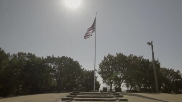 Moving Push Shot American Flag Waving Wind Flag Pole Hill — Stockvideo