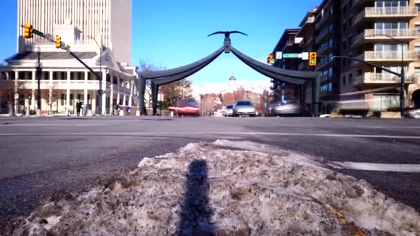 Time Lapse Downtown Salt Lake City Cars Pass Front Eagle — Stockvideo